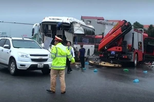 Tài xế xe khách không thể kịp tránh xe cứu hỏa?