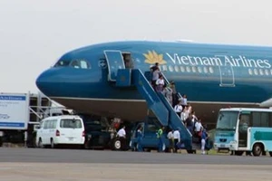 Hành khách mở cửa thoát hiểm làm chuyến bay bị chậm 