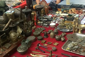Chợ “phiên” đồ cổ hút khách ở đất Gia Định xưa