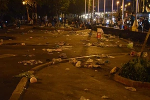 Xấu hổ nhìn biển rác sau khi xem pháo hoa