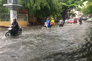 Mưa ngập bao vây khu biệt thự ở Sài Gòn