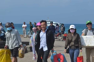 Khẩn cấp đưa khách kẹt tại Lý Sơn vào đất liền