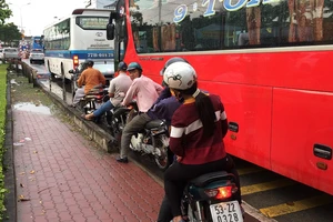 Quốc lộ 13 kẹt cứng sau cơn mưa chiều