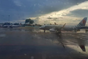 Lắp bơm chống ngập tạm cho sân bay Tân Sơn Nhất