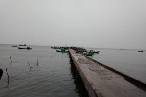 Hàng ngàn du khách kẹt ở Phú Quốc vì thời tiết xấu 