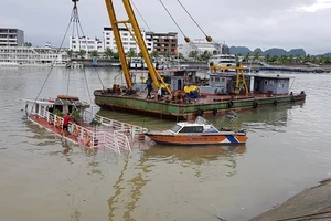 Quảng Ninh mưa lớn gây chìm tàu du lịch