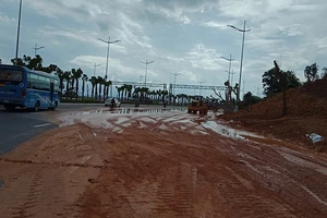 Đại lộ nhiều làn xe nhất Việt Nam ngập bùn sau mưa