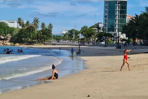 biển Nha Trang vắng khách