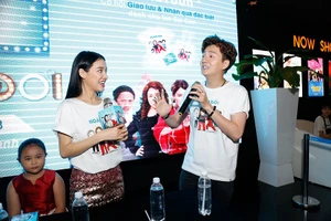 Nhã Phương và Ngô Kiến Huy cùng ekip giao lưu khán giả