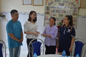 Gia đình kẹo ngọt Hoàng Mèo vui Trung thu với em nhỏ