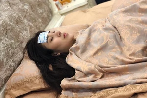 Tố My sốt cao, phải truyền nước biển vì miệt mài tập luyện