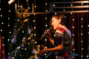 Thu Minh 'sáng chế' điệu nhảy 'cày bừa' trong đêm nhạc Noel