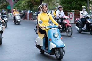 H’Hen Niê tự lái xe máy đi diễn sô