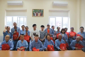 Đan Trường và Trung Quang san sẻ cùng bệnh nhân ung thư