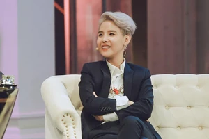  Vũ Cát Tường là người đầu tiên sở hữu lighstick chuẩn xứ Hàn