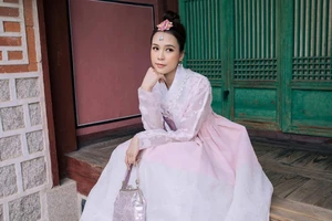 Sam 'thả thính' fan khi diện hanbok và hé lộ dự án phim mới
