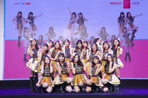 Nhóm nhạc teen nữ SGO48 chào khán giả với 16 cô gái