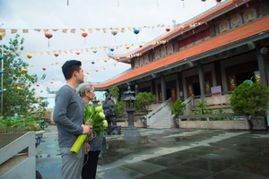 Ca sĩ Quang Dũng tặng chùa 15.000 album về mẹ nhân mùa Vu Lan