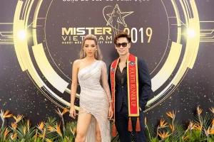 Ngắm siêu mẫu 'chân dài tới nách' Khả Trang khi diện váy xẻ tà