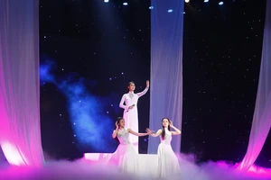 Én vàng Tuấn Anh bất ngờ khi vợ tiết lộ bí mật trên sân khấu