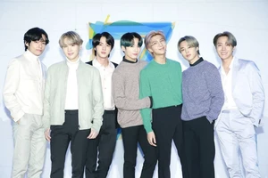 BTS gây bất ngờ trên đường đua iTunes với vị trí số 1