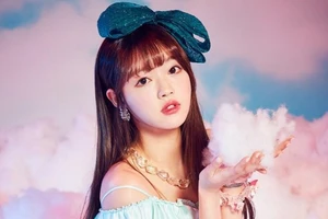 Idol Hàn gây sốt vì mặt quá nhỏ so với khẩu trang 