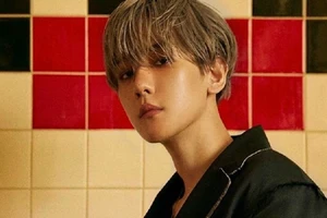 Baekhyun (EXO) là nghệ sĩ đầu tiên nhận được Triple Platinum 