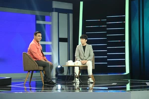 MC Quyền Linh ủng hộ chàng trai 30 tuổi vẫn ngủ với mẹ