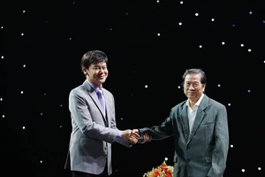 Danh ca Thái Châu rơi nước mắt khi gặp nhạc sĩ Nguyễn Vũ 