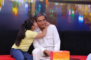 Cô bé 13 tuổi mơ ước làm bác sĩ chữa bệnh cho cha 