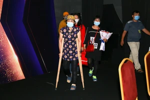 Mẹ Bảo Đăng bị gãy chân nhưng vẫn đến ủng hộ con thi 