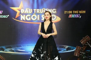 Giang Hồng Ngọc bế con trai, được chồng hộ tống đi quay hình 