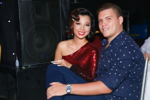 Phượng Vũ được bạn trai Tây ôm hôn trước giờ ghi hình