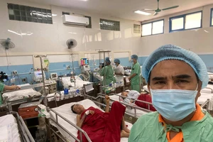 Quyền Linh xúc động khi hỗ trợ người dân miền Trung