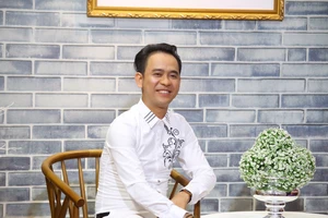 Nghệ sĩ cải lương Văn Mẹo và áp lực khi 'bác sĩ bảo cưới'