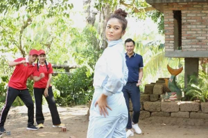 Mâu Thủy áp lực khi bị yêu cầu khoe múi bụng trên truyền hình