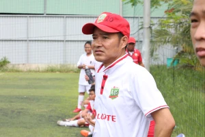 Nguyễn Hồng Sơn xúc động khi chia tay các học trò của mình