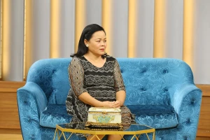 Cảm phục người vợ hơn 40 năm cùng chồng vớt xác trên sông