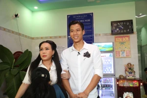 Quế Ngọc Hải đỏ mặt vì được Việt Hương liên tục 'thả thính'