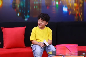 Cậu nhóc 7 tuổi được ba mẹ dùng tiền làm chính sách giáo dục