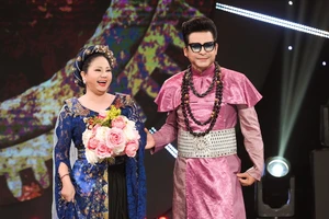 MC Thanh Bạch tự hào với quần áo 'quái dị' do mình thiết kế