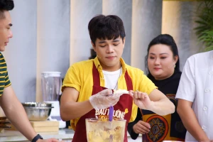 Nghệ sĩ Hoàng Hải vừa nấu ăn vừa hát vọng cổ ngẫu hứng cực hài