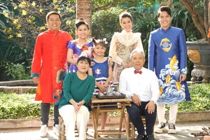 Thanh Thủy, Trung Dân, Hoàng Mèo rộn rã gói bánh tét đón Tết