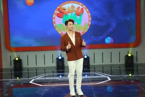 'Quý ông lịch lãm' Trần Anh Huy đi dép lê, khoe body cuồn cuộn