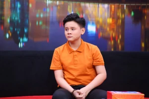 Ốc Thanh Vân tặng xe lăn cho anh trai của ca sĩ nhí Đức Danh