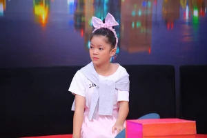 Cô bé 11 tuổi bật khóc vì ba đi chống dịch COVID-19 chưa về