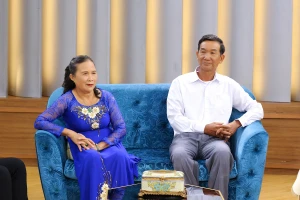 Cảm phục người vợ lo cho chồng 70 tuổi học hết thạc sĩ