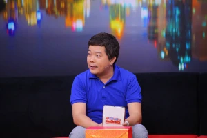 Hoàng Mèo chia sẻ cho con nhỏ chơi điện thoại là hại con