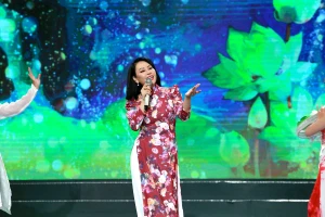 Ca sĩ Đông Đào nhớ kỷ niệm được nhạc sĩ Phan Huỳnh Điểu ôm hôn má