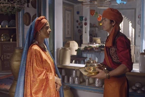 Nhờ cứu thành Baghdad, Aladdin được nhận vào cung điện để giải oan cho cha